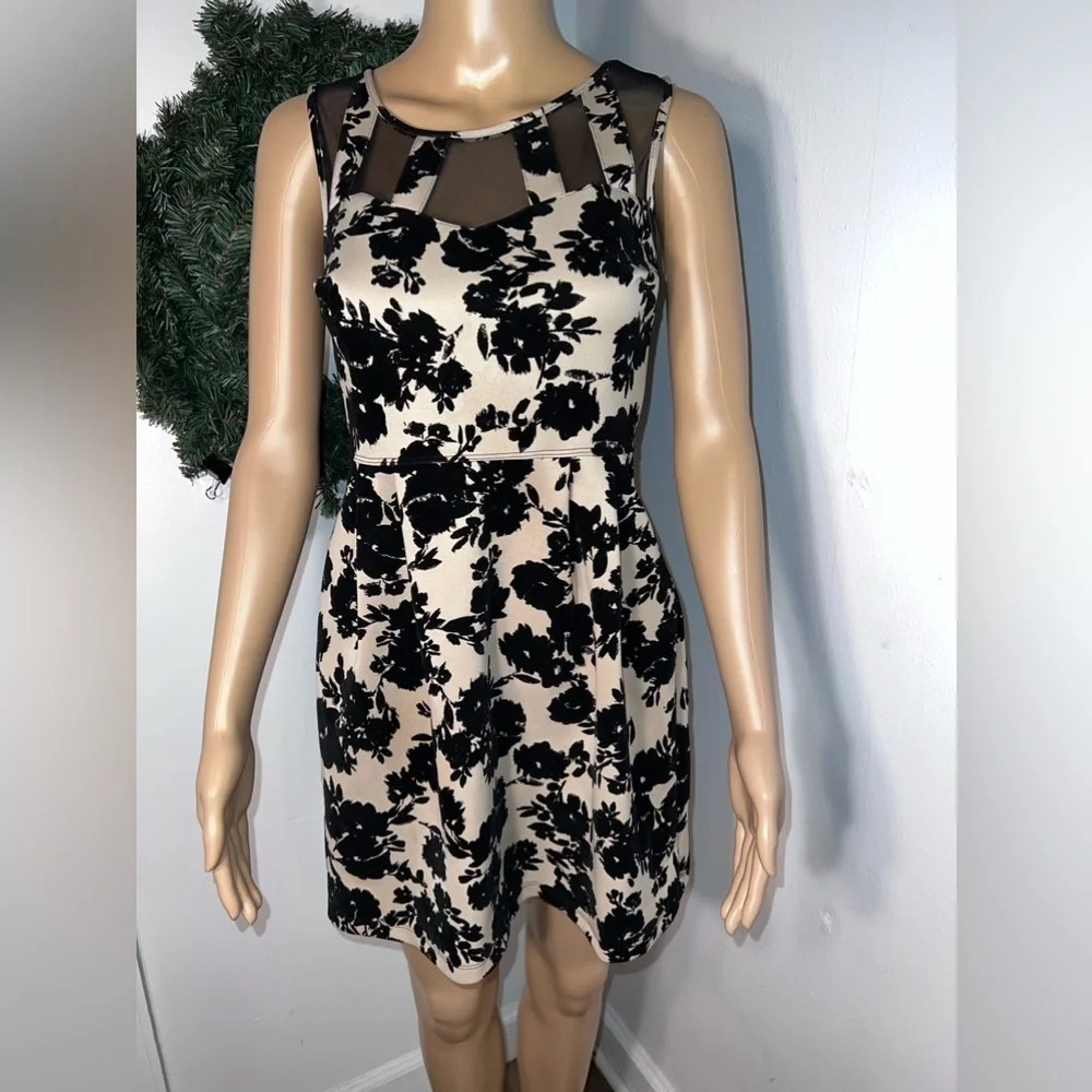 Sweet storm, S, sleeveless pleated triple stitch piping waist, Mesh window pane